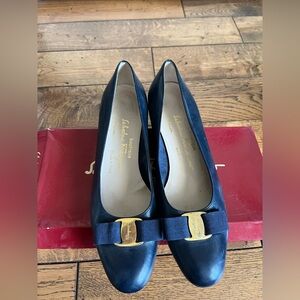 Salvatore Ferragamo Boutique Lillaz Navy Pumps